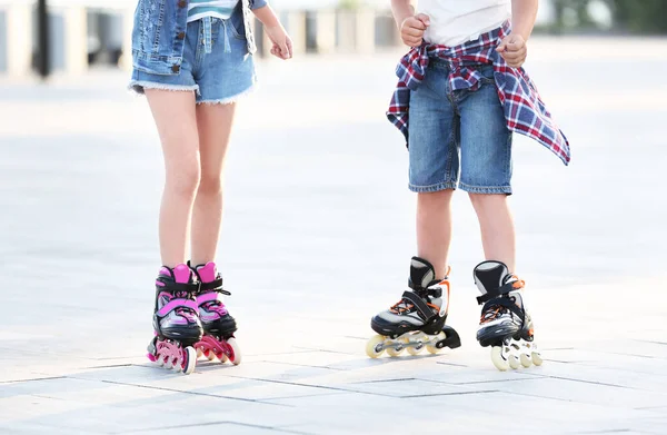Маленькі діти катаються на роликових ковзанах на міській вулиці, вид крупним планом — стокове фото