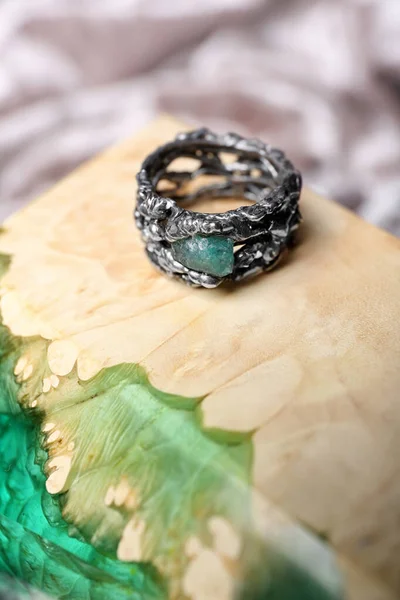 色の背景にアパチテ宝石と美しい銀のリング。テキスト用のスペース — ストック写真