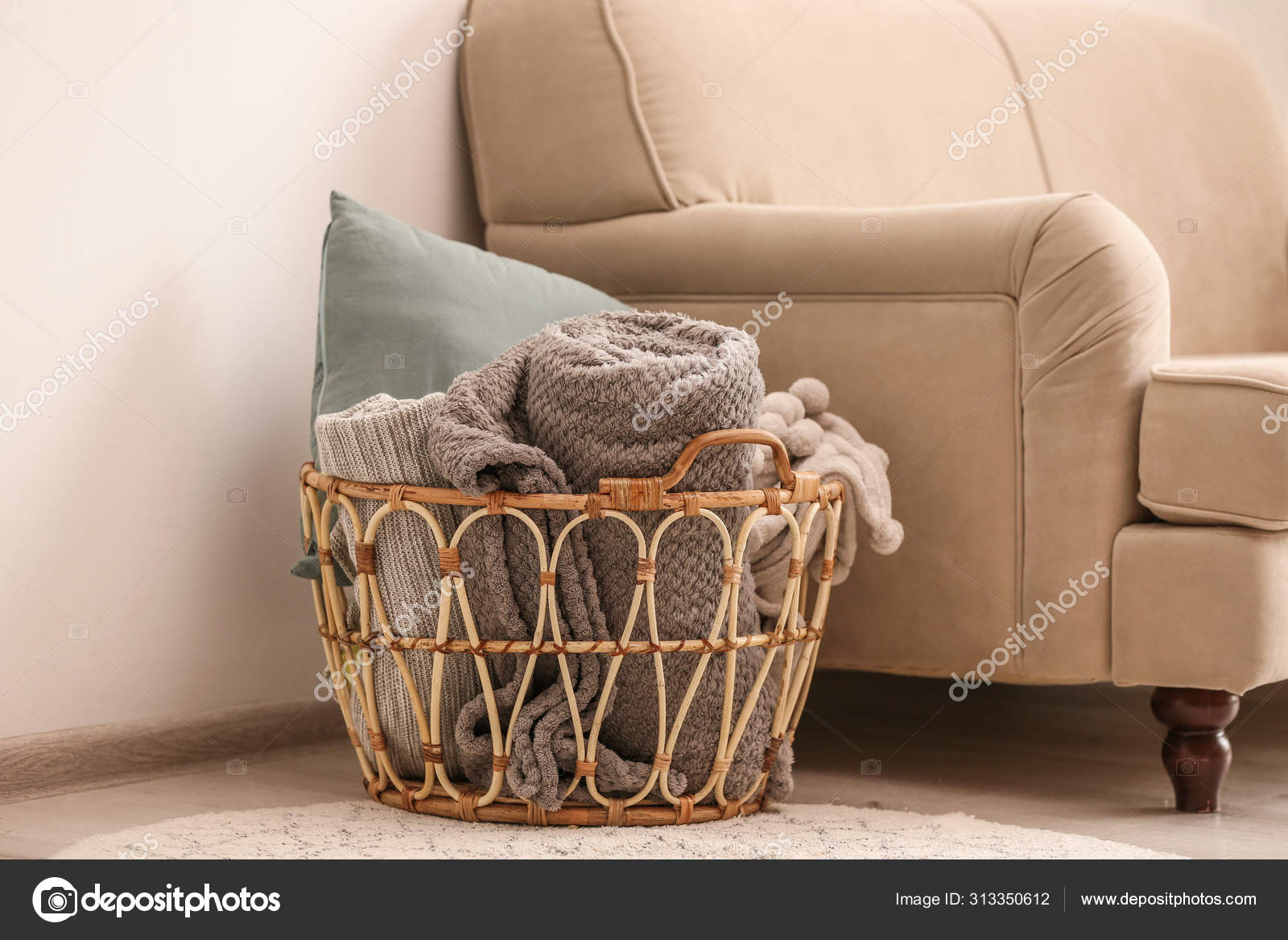 Basket with blanket and pillow new arrivals