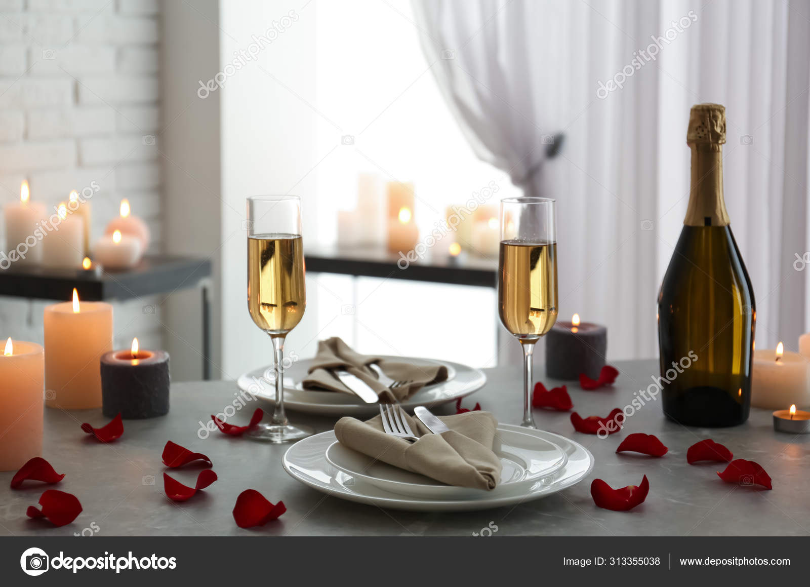 Romántica mesa con velas encendidas y pétalos de rosa en el interior — Foto  de stock #313355038 © NewAfrica, image size:1600x1159