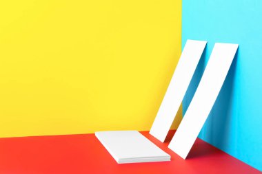 Renkli arka planda boş sayfalar. Tasarım için mockup