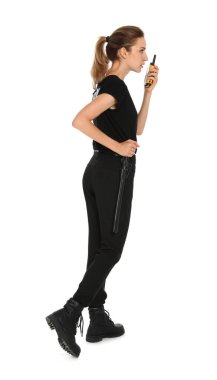 Beyaz arka planda taşınabilir radyo vericisi kullanarak üniformalı kadın güvenlik görevlisi