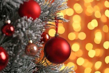 Arka plandaki bulanık ışıklara karşı süslenmiş Noel ağacı. Bokeh etkisi