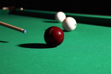 Masada kırmızı bilardo topu var.