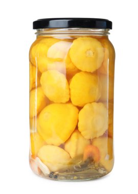 Beyaz tencereye izole edilmiş turşulu cam kavanoz.