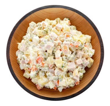 Beyaz arka planda nefis salata Olivier, üst manzara.