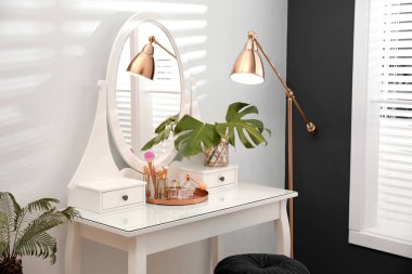 Şık oda iç ayna ile soyunma masası