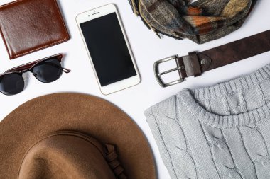 Şık erkek sonbahar kıyafetleri ve beyaz arka planda aksesuarlar, düz yatış. Moda, kalın kıyafetler
