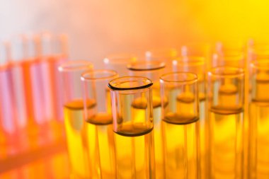 Sıvı renk tonu efektli pek çok test tüpünün yakın görüntüsü