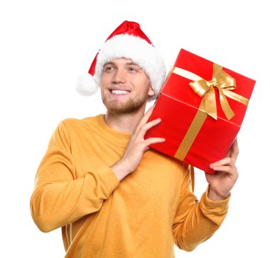 Beyaz arka plan üzerinde Noel hediye ile genç adam