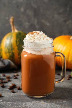 Gri masada lezzetli balkabağı aromalı latte ile Mason kavanozu