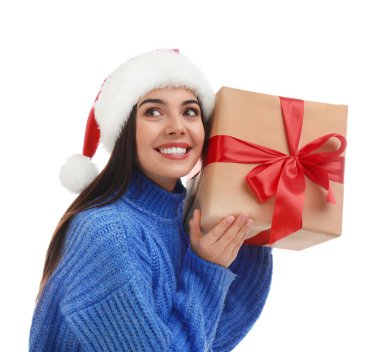 Beyaz arka planda Noel Baba şapkalı mutlu bir genç kadın.