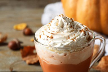 Balkabağı aromalı latte, cam bardakta krema, yakın plan.