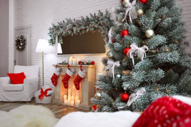 Oturma odasının içindeki güzel süslü Noel ağacı.