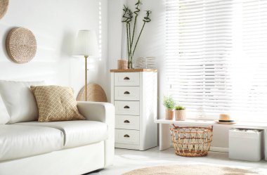 Yeşil yapraklı güzel tropikal bitkiler oturma odasının içinde.