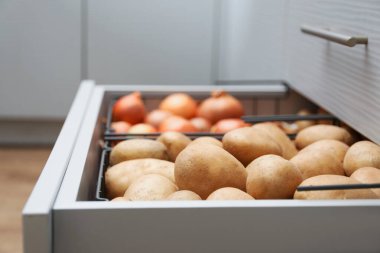 Mutfakta patates ve soğanlı açık çekmece. Düzenli depo