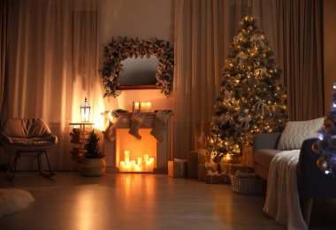 Güzel Noel ağacı ve gece dekoratif şöminesi olan şık bir iç mekan.