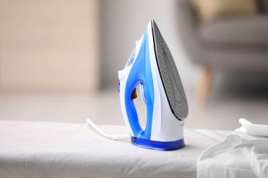 Kapalı alanda modern demirden yapılmış tahta. Çamaşır günü