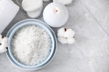Beyaz deniz tuzu ve spa temizleme prosedürü için gri mermer masa, düz yatıyordu.