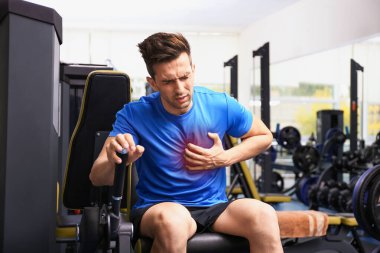Genç adam spor salonunda kalp krizi geçiriyor.