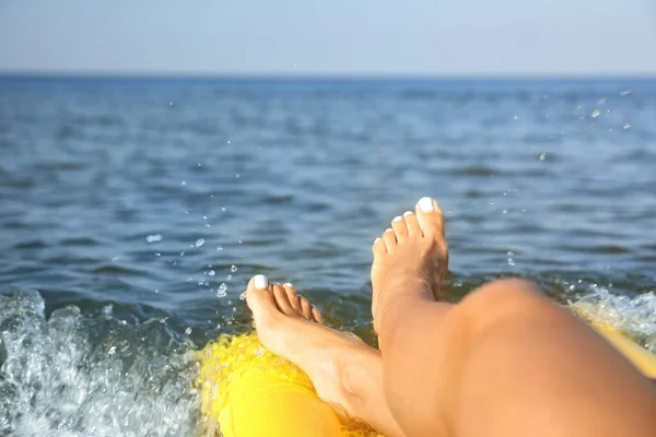 Mooie jonge vrouw op opblaasbare matras in zee, close-up. Ruimte voor tekst — Stockfoto