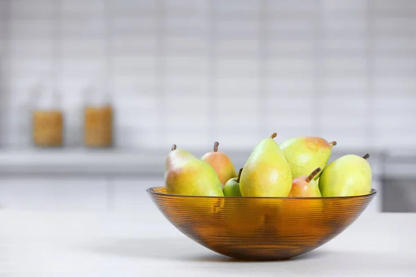 Peras frescas maduras sobre mesa blanca en cocina. Espacio para texto — Foto de Stock