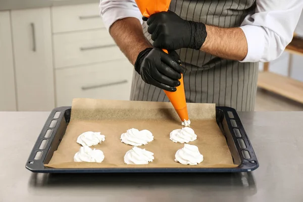 Pasta şefi mutfakta masada bezeler hazırlama, closeup — Stok fotoğraf