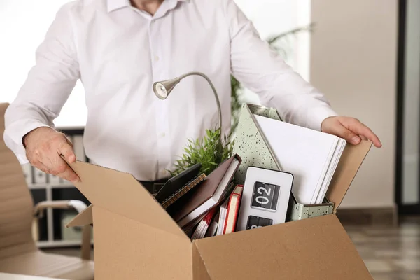 젊은 남자 와 상자 의 물건 에 사무실, 클로즈업 — 스톡 사진