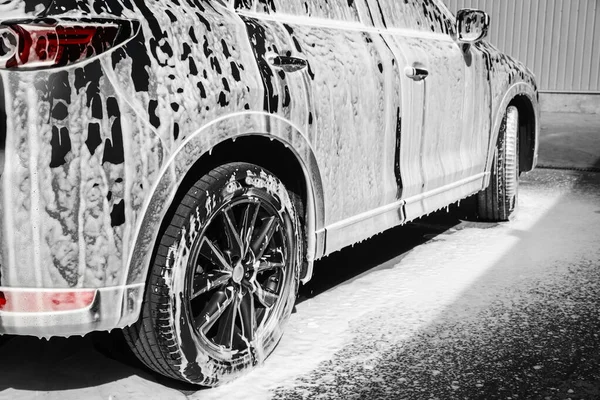 洗车、特写镜头时覆盖泡沫的豪华汽车 — 图库照片