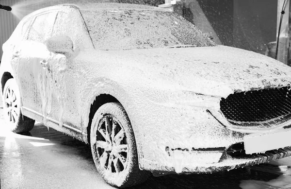 洗车时采用高压水射流清洗工人汽车 — 图库照片