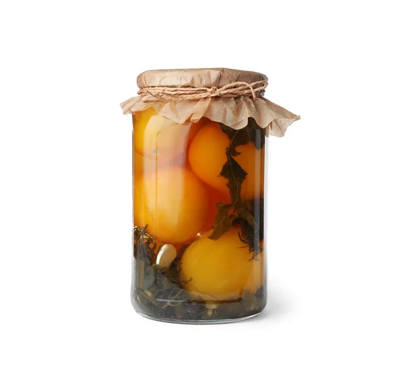 Tarro con tomates amarillos en vinagre sobre fondo blanco — Foto de Stock