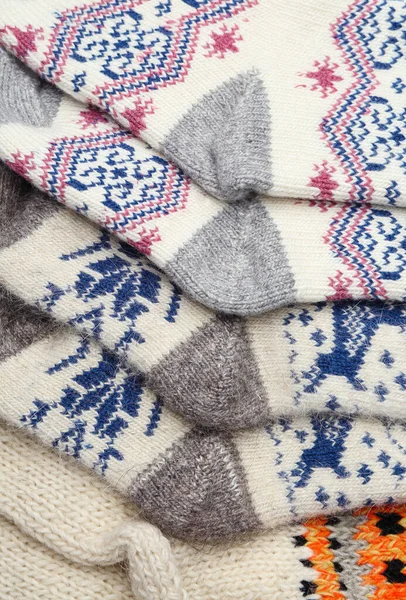 Différentes chaussettes en laine tricotées comme arrière-plan, vue de dessus — Photo