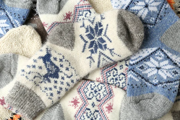 Calzini di lana lavorati a maglia diversi come sfondo, primo piano — Foto Stock
