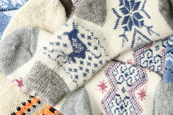 Calzini di lana lavorati a maglia diversi come sfondo, primo piano — Foto Stock