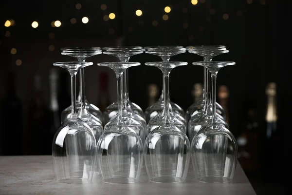 Empty clean glasses on counter in bar — Stock Photo, Image