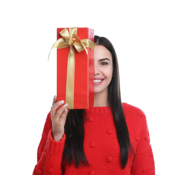 Jovem feliz segurando presente de Natal no fundo branco — Fotografia de Stock