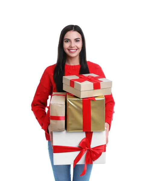Ευτυχισμένη νεαρή γυναίκα κρατώντας χριστουγεννιάτικα δώρα σε λευκό φόντο — Φωτογραφία Αρχείου