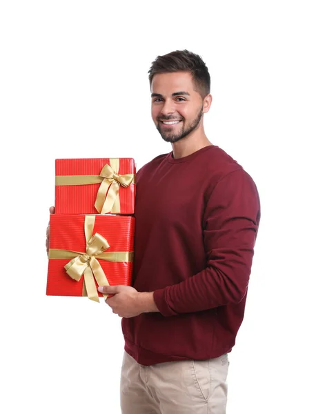 Glücklicher junger Mann mit Weihnachtsgeschenken auf weißem Hintergrund — Stockfoto