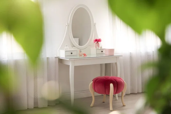 Κομψό λευκό dressing table και πουφ σε light room — Φωτογραφία Αρχείου