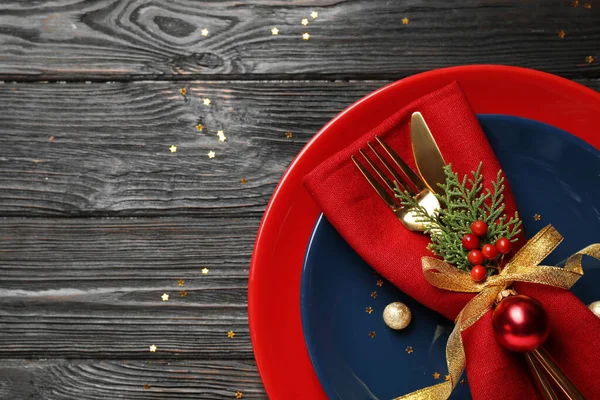 Cenário de mesa de Natal bonito em fundo de madeira, vista superior — Fotografia de Stock