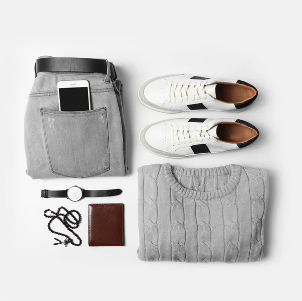 Roupa de outono masculino elegante e acessórios em fundo branco, flat lay. Roupas quentes da moda — Fotografia de Stock