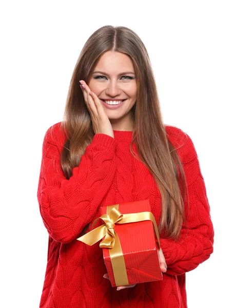 Молодая женщина с рождественским подарком на белом фоне — стоковое фото