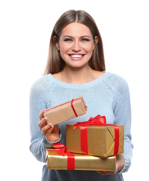 Νεαρή γυναίκα με χριστουγεννιάτικα δώρα σε λευκό φόντο — Φωτογραφία Αρχείου