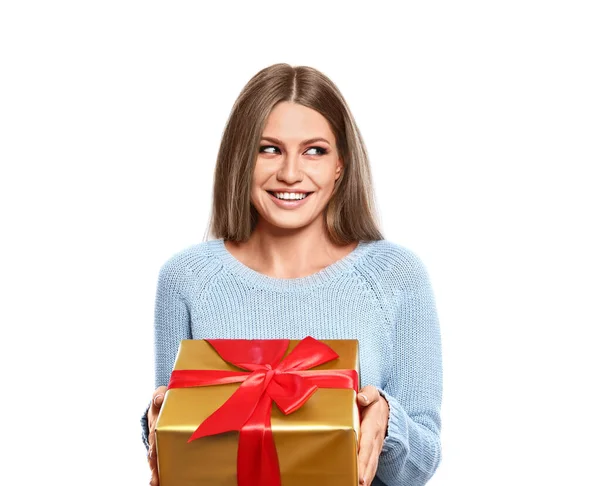 Junge Frau mit Weihnachtsgeschenk auf weißem Hintergrund — Stockfoto