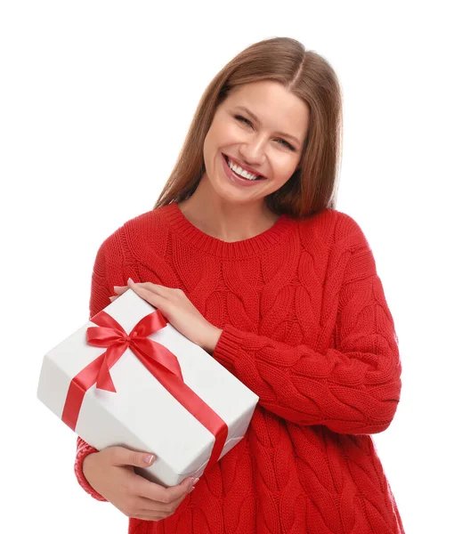 Glückliche junge Frau mit Weihnachtsgeschenk auf weißem Hintergrund — Stockfoto