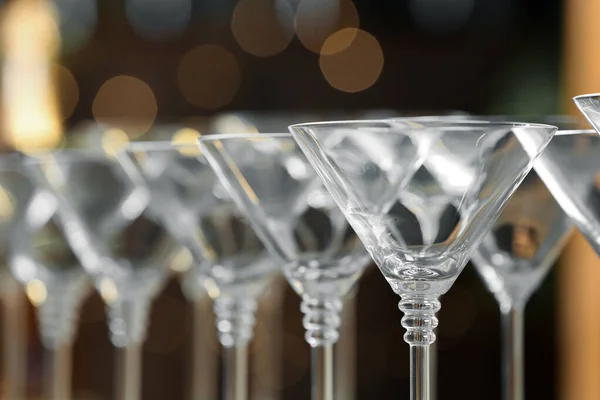 Bicchieri da martini vuoti su sfondo sfocato, primo piano — Foto Stock
