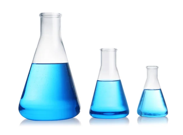 Beyaz arka planda mavi sıvı ile konik şişeler. Laboratuvar cam — Stok fotoğraf