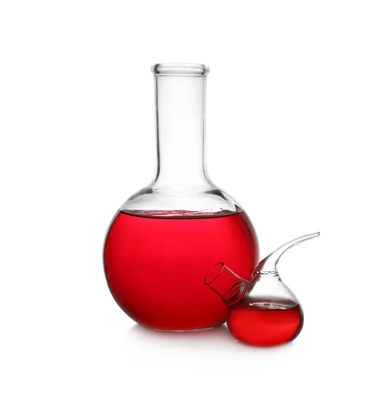 Verrerie de laboratoire avec liquide rouge sur fond blanc — Photo