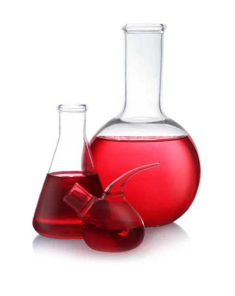 Laboratóriumi üvegeszközök fehér alapon piros folyadékkal — Stock Fotó
