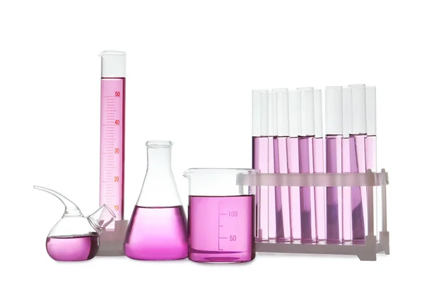 Vidros de laboratório com líquido roxo sobre fundo branco — Fotografia de Stock